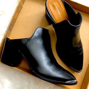 A metal-tipped toe mules